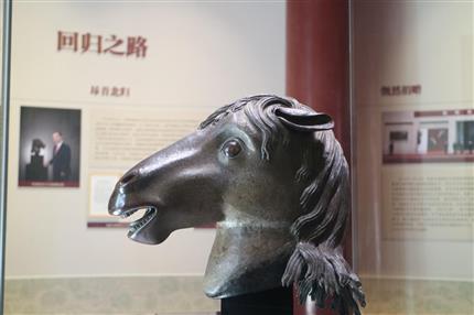 马首铜像