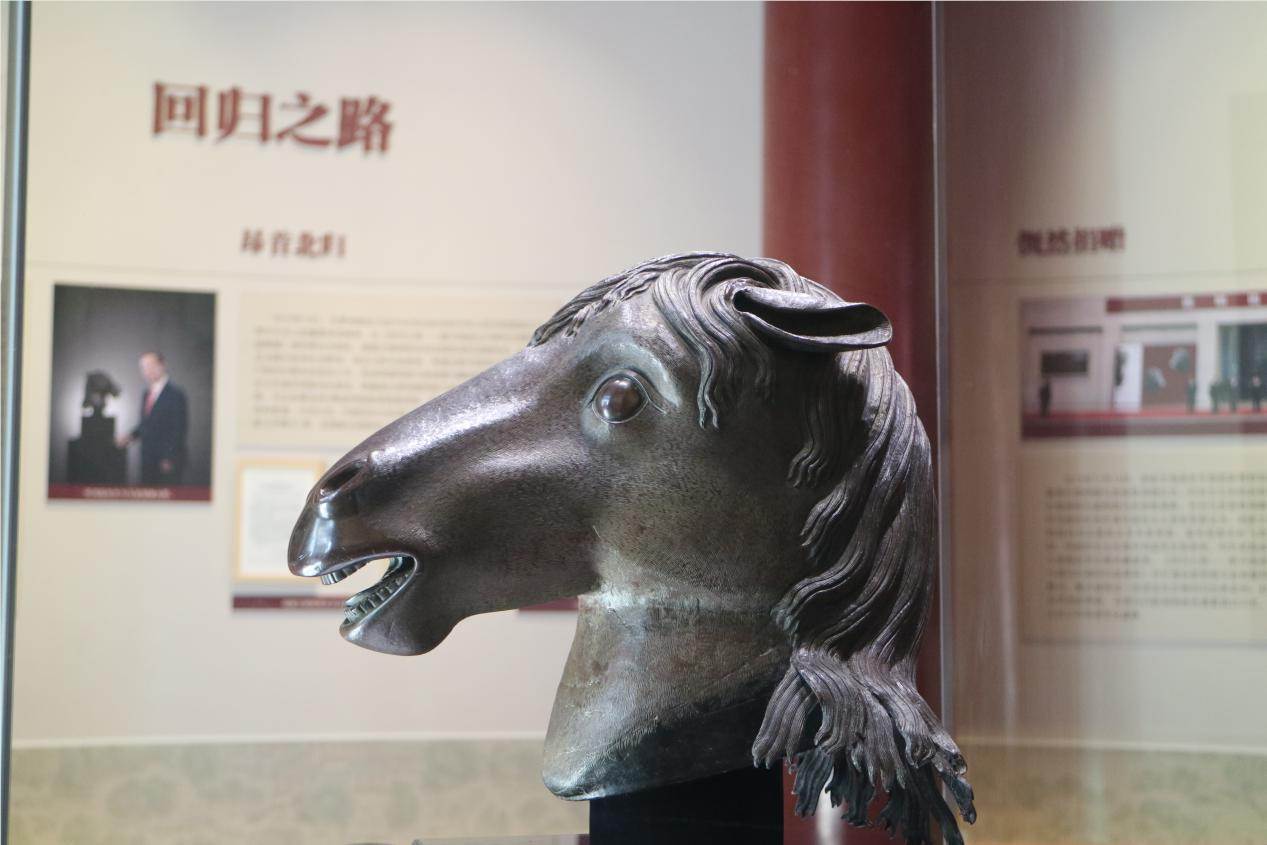 马首铜像 1